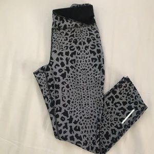 Nike animal print silver/black Capri leggings sz S